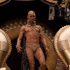 Depois de não conseguir concluir a depilação com cera, Rodrigo Santoro encontrou outra solução para manter o visual de Xerxes em '300'. O ator contou que passou cerca de três semanas raspando os pelos dos braços e das pernas para atender às exigências do personagem