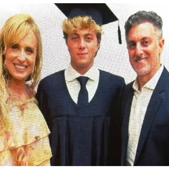 Benício Huck se formou no ensino médio e ganhou o canudo em uma cerimônia nesta quinta-feira (04)