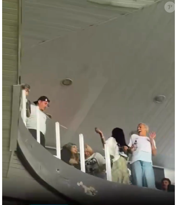 Rafaella Santos estava acompanhada de amigos e familiares quando teve objetos lançados em sua direção
