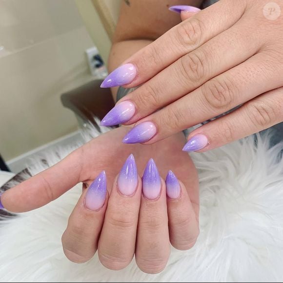 Unhas em degradé com manicure italiana: aqui está uma opção marcante e criativa