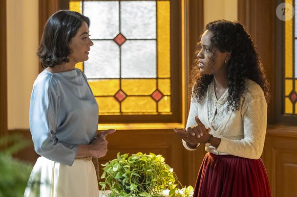 Clarice (Carol Castro) e Beatriz (Duda Santos) se emocionam com a revelação de serem mãe e filha na novela Garota do Momento
