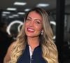 Andressa Urach decidiu dar um upgrade no look e apostou na manutenção do mega hair para combinar com sua nova fase, agora com olhos azuis marcantes