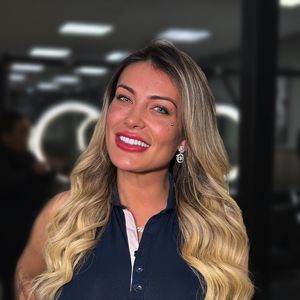 Andressa Urach decidiu dar um upgrade no look e apostou na manutenção do mega hair para combinar com sua nova fase, agora com olhos azuis marcantes