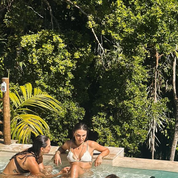 Mansão onde Isis Valverde está hospedada conta com uma piscina de borda infinita