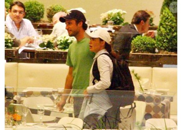 Ana Paula Arósio e Henrique Plombon Pinheiro engataram um namoro em abril de 2009