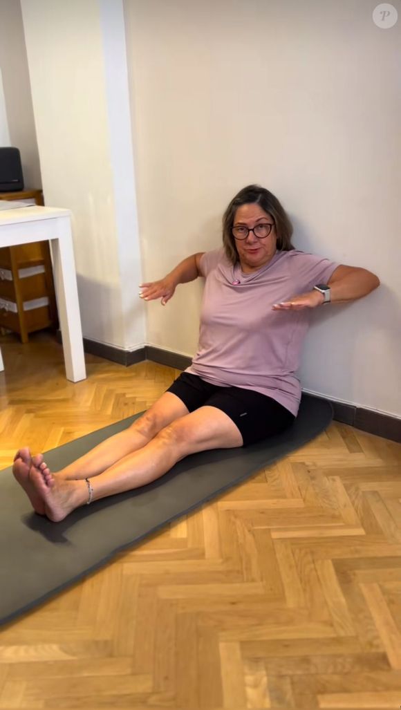 Pilates: fazer exercício de extensão dos braços contra a parede ajuda a melhorar mobilidade e fortalece a região da coluna lombar.