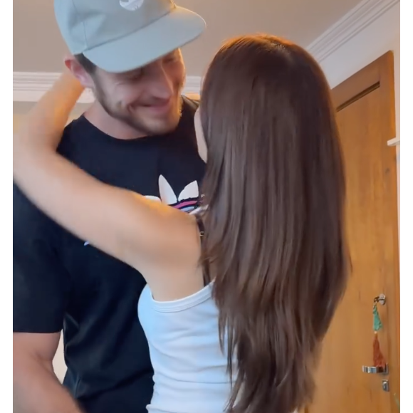 "Minha gente, enlouqueci. Vou fazer uma tatuagem de casal. Tá com medo?", perguntou Juliette ao noivo, que respondeu: "A porta já tá fechada"