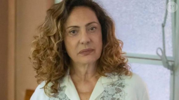Eliane Giardini interpreta Nossa Senhora das Oito na peça 'Espelho Mágico - O musical'