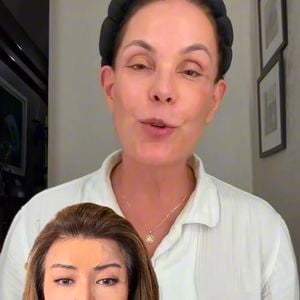 Aos 58 anos, Carolina Ferraz revelou seu segredo de beleza antes de dormir: a atriz aprendeu um truque de skincare coreano com Margot Yang e compartilhou a técnica com seus seguidores