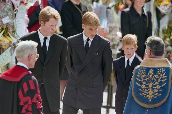 De acordo com o relato de Charles Spencer, o então príncipe Charles teria telefonado nervoso e contrário à participação dos filhos no cortejo ao lado do caixão da princesa Diana