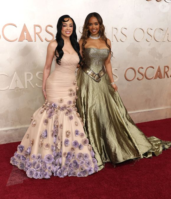 Kristy Sarah e H.E.R. no Oscar 2025: as artistas apostaram em tons pastéis para seus looks