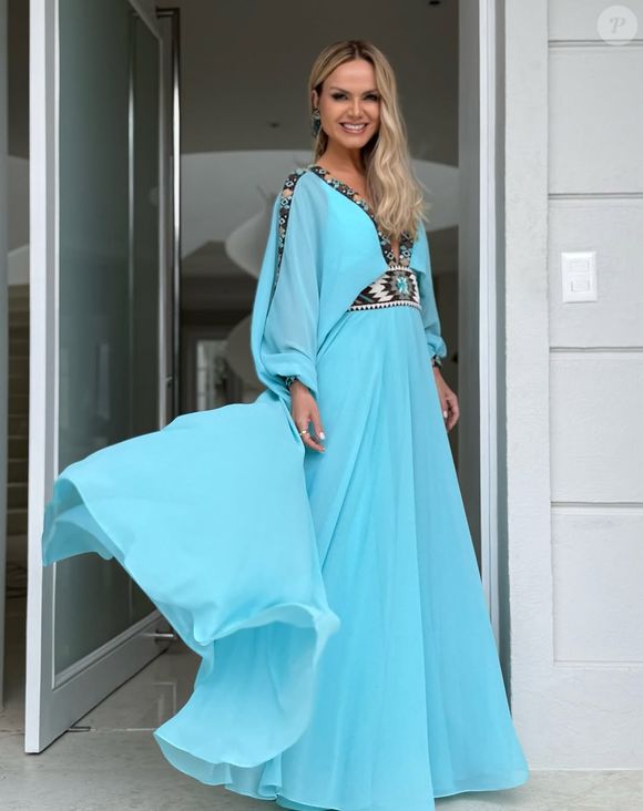 Eliana elegeu um vestido longo e fluido para prestigiar o casamento de Ana Maria Braga e o jornalista e empresário Fábio Arruda, que acontece nesta sexta-feira, 4 de abril de 2025
