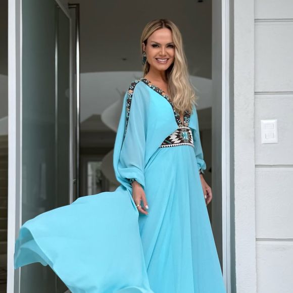 Eliana elegeu um vestido longo e fluido para prestigiar o casamento de Ana Maria Braga e o jornalista e empresário Fábio Arruda, que acontece nesta sexta-feira, 4 de abril de 2025