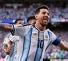 A atuação histórica de Lionel Messi na estreia da Argentina na Copa do Mundo de 2026 teve um espectador especial: Zinedine Zidane. O ex-craque francês acompanhou das arquibancadas o filho Luca Zidane sofrer os três gols marcados pelo camisa 10 argentino, em uma cena que viralizou nas redes sociais