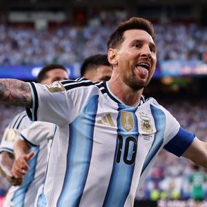 A atuação histórica de Lionel Messi na estreia da Argentina na Copa do Mundo de 2026 teve um espectador especial: Zinedine Zidane. O ex-craque francês acompanhou das arquibancadas o filho Luca Zidane sofrer os três gols marcados pelo camisa 10 argentino, em uma cena que viralizou nas redes sociais
