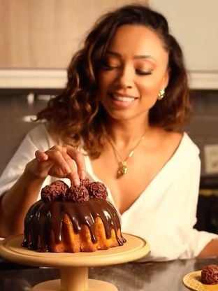 Campeã do 'MasterChef' ensina o melhor bolo de cenoura com calda de chocolate