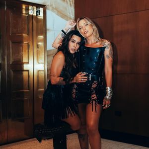 Tati Dias insistiu no encontro e acabou roubando um beijo de Lauana