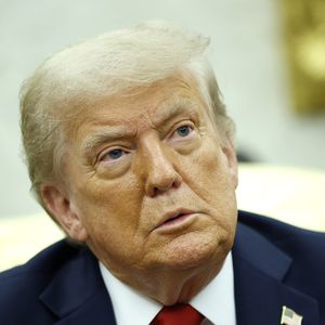 Trump se prepara para enfrentar um cenário de alta volatilidade: cartas do Tarot sugerem que o ex-presidente passará por um ciclo de crises que impactarão os EUA e o mundo