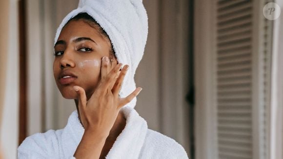 O químico alerta que, por se trata de um hidrocarboneto, 'ele pode ficar retido nos poros e causar problemas em pessoas especialmente propensas ao desenvolvimento de acne'
