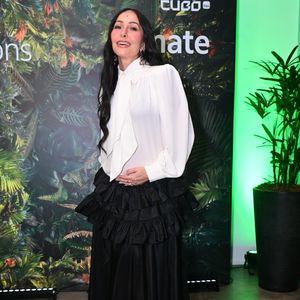 Sabrina Sato transformou um look clássico em uma produção cheia de informação de moda ao combinar laço, bordados e volume