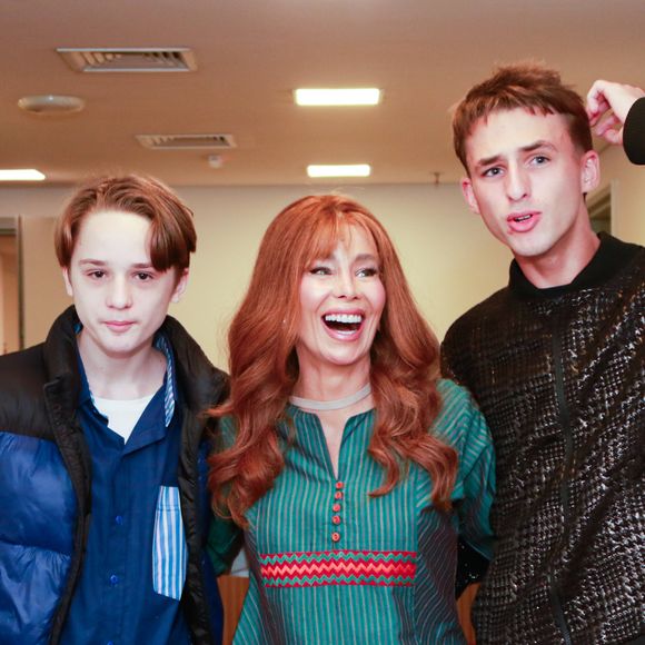 Danielle Winits recebeu o marido, André Gonçalves, e os filhos, Noah, de 17 anos e Guy, de 13, na pré-estreia de 'Meninas Malvadas - O Musical' em 13 de março de 2025