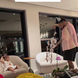 Com o braço imobilizado, a filha de Neymar prestou atenção em cada passo do jogador