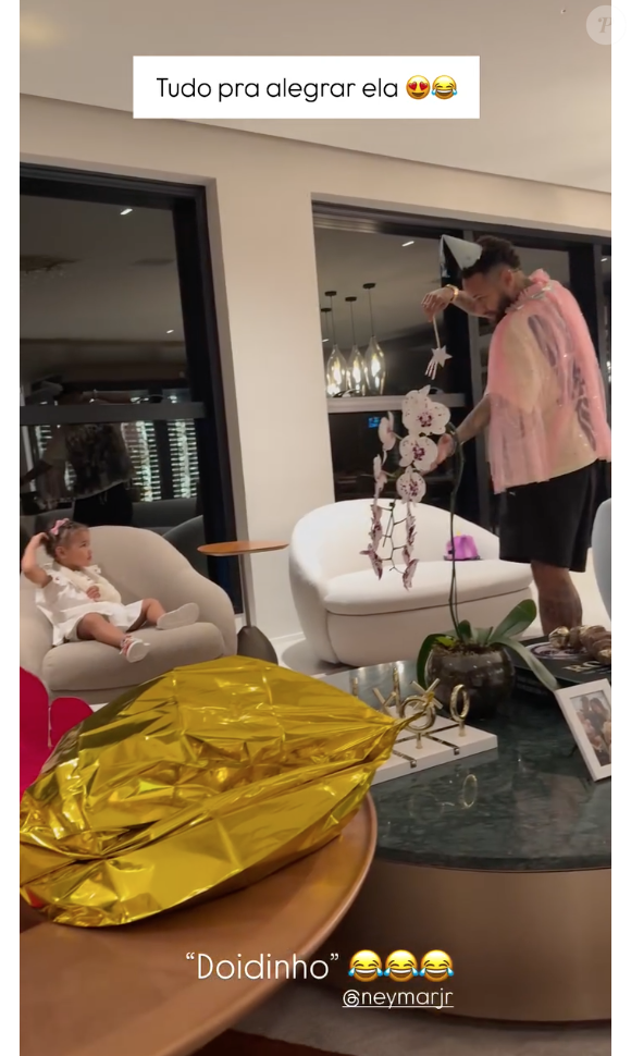 Com o braço imobilizado, a filha de Neymar prestou atenção em cada passo do jogador