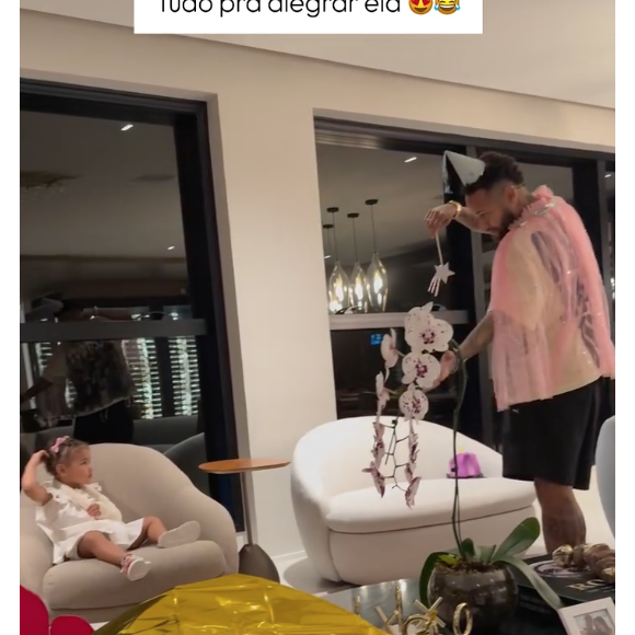 Com o braço imobilizado, a filha de Neymar prestou atenção em cada passo do jogador