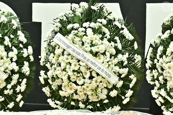 As filhas de Léo Batista também enviaram coroas de flores para homenagear o pai.