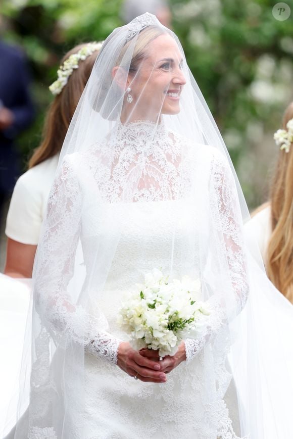 Com renda inglesa, gola alta e mangas rendadas, Harriet Sperling escolheu um visual atemporal para seu casamento