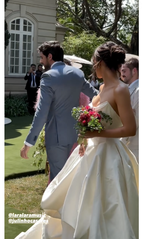 Vestido de Lara Silva teve um corset bem estruturado com uma cauda volumosa e super elegante