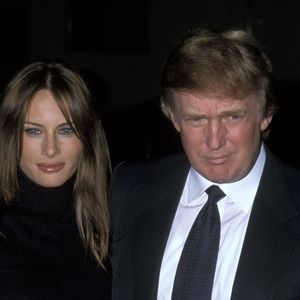 1999: Donald Trump e a atual esposa, Melania Trump, na première do filme 'O Informante'