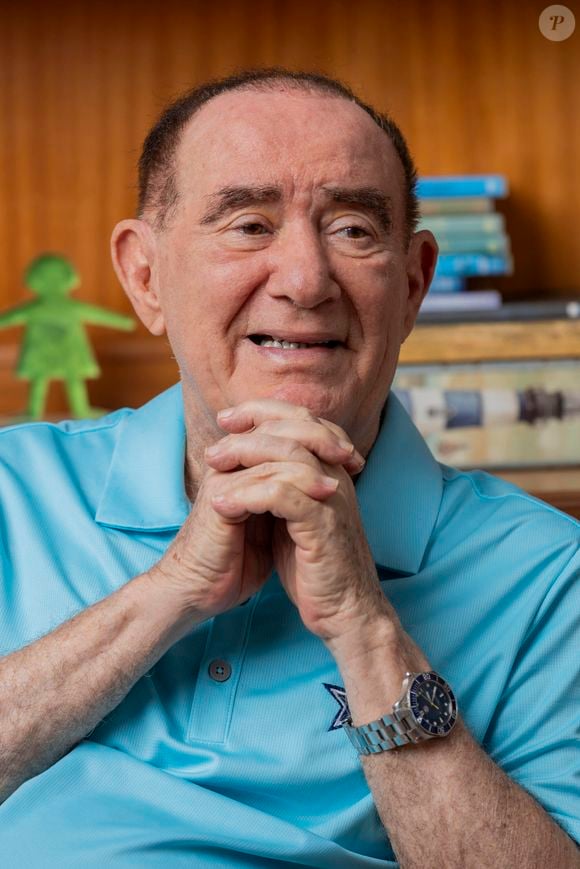 Renato Aragão completou 90 anos nesta segunda-feira (13) e diversas curiosidades sobre o eterno trapalhão têm voltado à tona