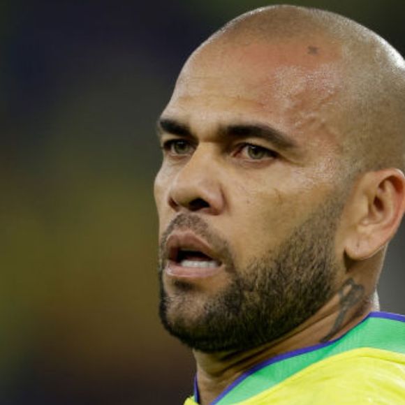 Daniel Alves ficou mais de um ano preso enquanto aguardava julgamento e estava em liberdade provisória por ter pago uma fiança de 1 milhão de euros
