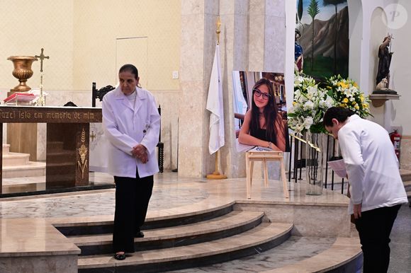 Foto da filha de Schynaider Moura, Anne-Marie foi colocada no altar da Paróquia São José, no Jardim Europa, em São Paulo, na missa de 7º dia em 30 de setembro de 2025