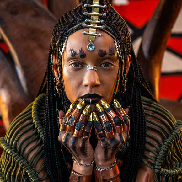 Taís Araújo surge caracterizada como Menemi, rainha do Reino de Zinga, em sua participação especial na novela 'A Nobreza do Amor', da Globo