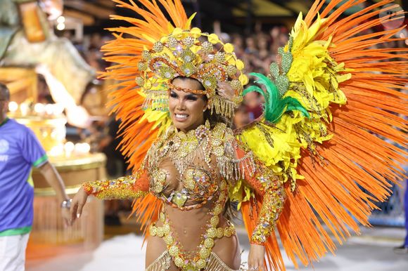 Musa relata xingamentos sobre fantasia e diz que episódio é 'lamentável' em noite de desfile na Marquês de Sapucaí