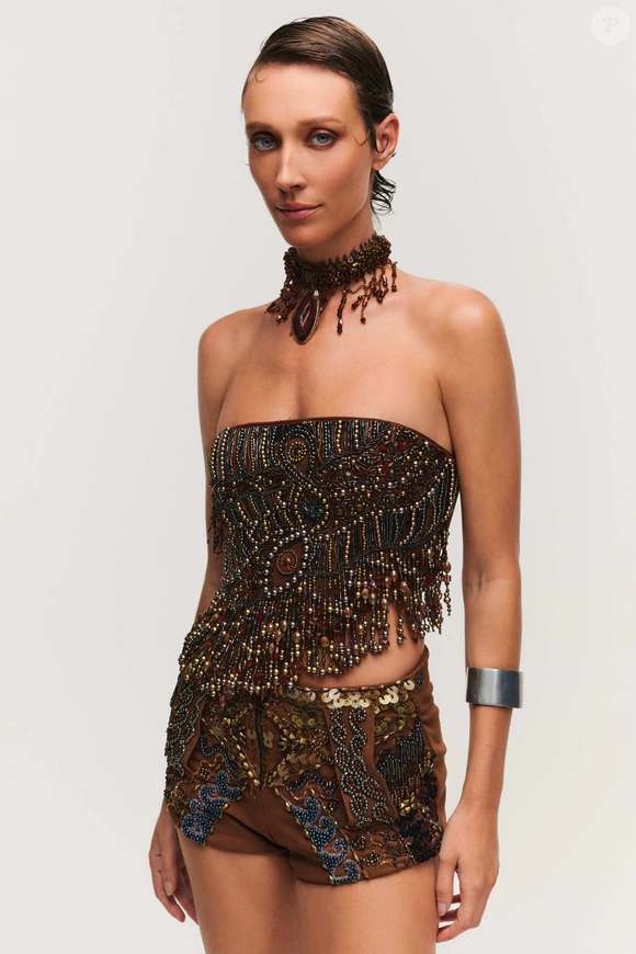 Com Sabrina Carpenter, Chappell Roan, Tyler, The Creator e Lorde no line-up do Lolla 2026, este look da HISHA, marca mineira de peças desenhadas e bordadas à mão fundada por Giovanna Resende, surge como uma boa escolha para evocar o espírito boho chic