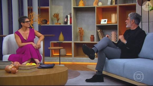 Embora tenha aparecido só de calça, William Bonner destacou suas pernas e ganhou muitos elogios de internautas