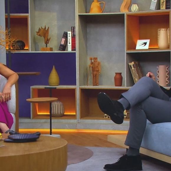 Embora tenha aparecido só de calça, William Bonner destacou suas pernas e ganhou muitos elogios de internautas