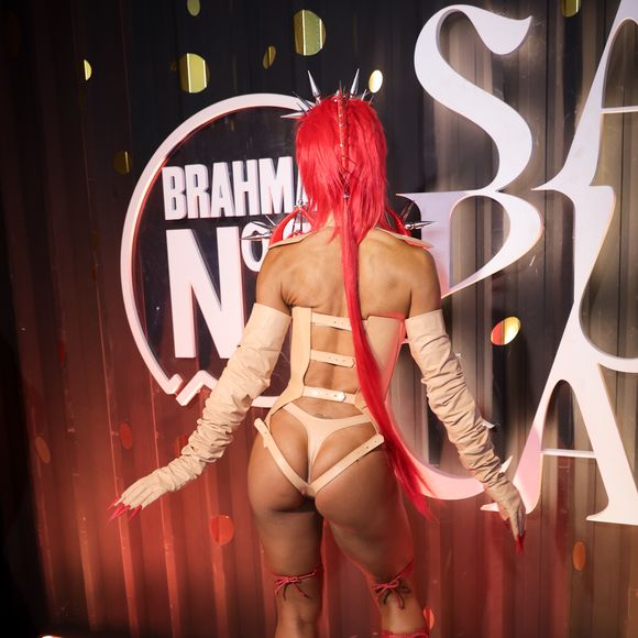 Fantasia ousada de Sabrina Sato também tinha biquíni fio-dental