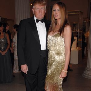 Com vestido dourado e exuberante, Melania Trump marcou presença em baile do MET com Donald Trump