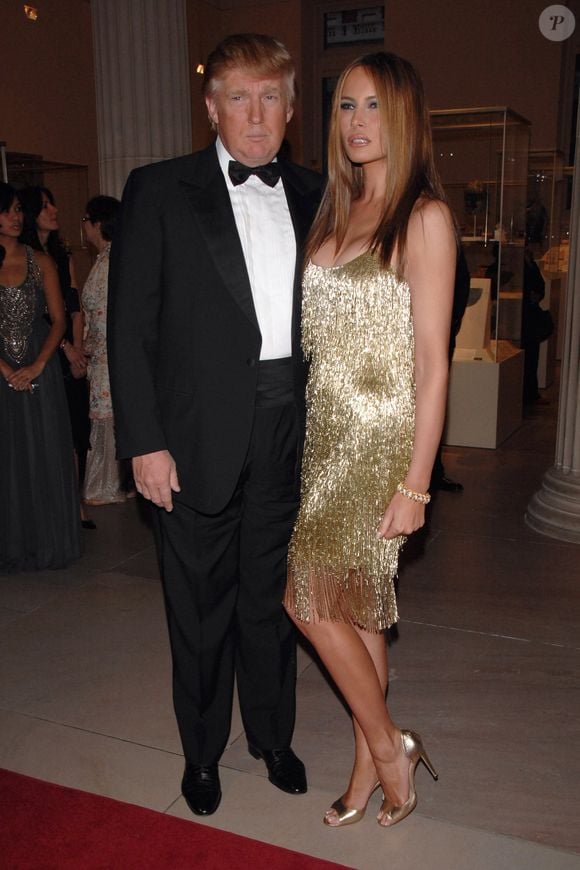 Com vestido dourado e exuberante, Melania Trump marcou presença em baile do MET com Donald Trump