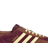 O Adidas Gazelle Indoor Maroon Almost Yellow aposta em um tom que lembra 'geleia de frutas vermelhas' e surge como uma das versões mais elegantes do clássico, combinando conforto, estilo retrô e versatilidade para o dia a dia