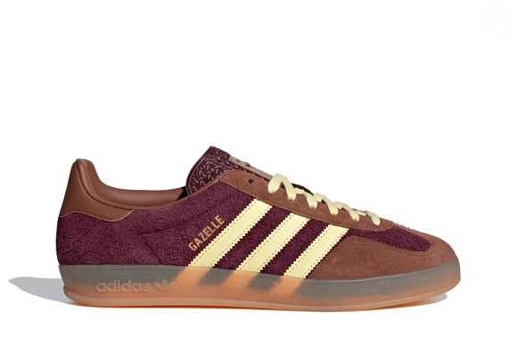 O Adidas Gazelle Indoor Maroon Almost Yellow aposta em um tom que lembra 'geleia de frutas vermelhas' e surge como uma das versões mais elegantes do clássico, combinando conforto, estilo retrô e versatilidade para o dia a dia
