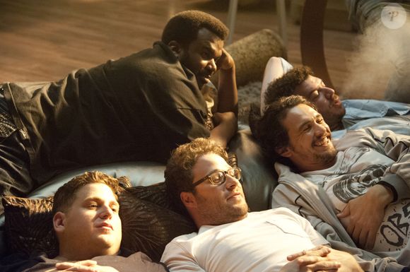 Em É o Fim, Seth Rogen, James Franco e Jonah Hill interpretam versões exageradas de si mesmos durante o Apocalipse em Los Angeles