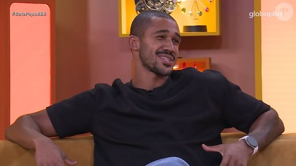 Fora do BBB 26, Matheus voltou a relativizar falas polêmicas e confirmou o episódio ocorrido no Quarto Branco
