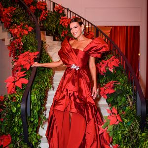 A decoradora Andreia Guimarães elegeu vestido vermelho acetinado e poderoso para comandar a festa