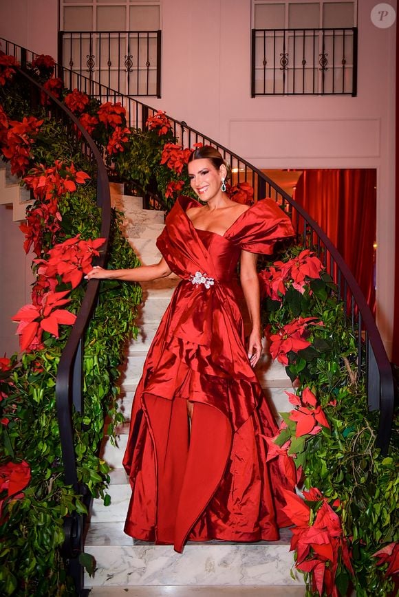 A decoradora Andreia Guimarães elegeu vestido vermelho acetinado e poderoso para comandar a festa