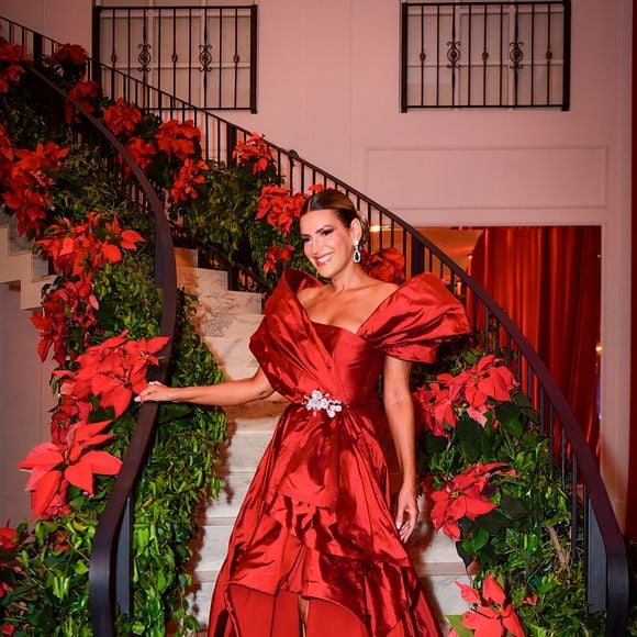 A decoradora Andreia Guimarães elegeu vestido vermelho acetinado e poderoso para comandar a festa